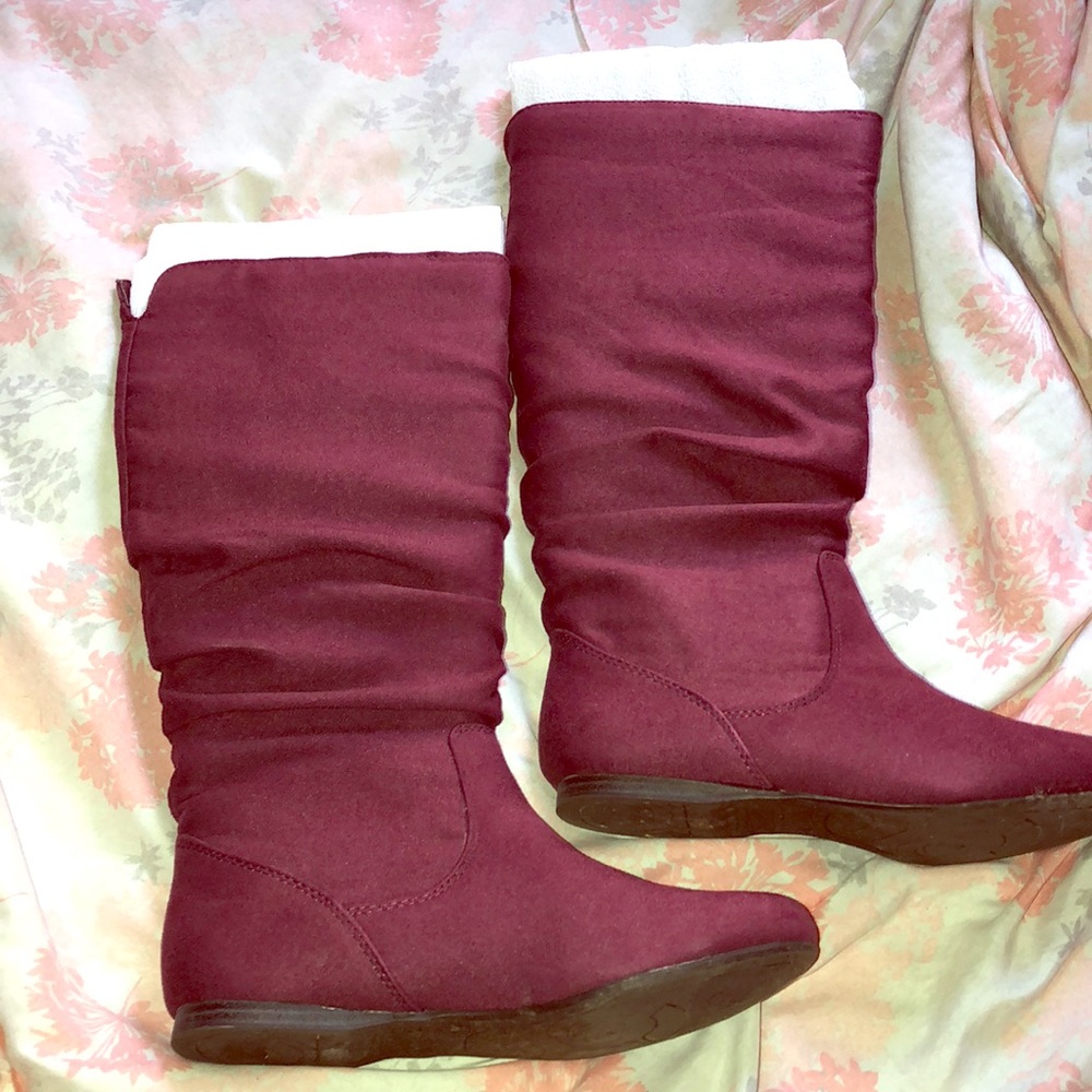 Flat suede boots